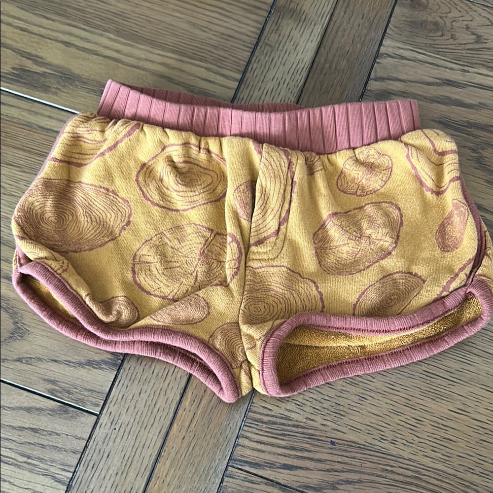 Kate Quinn boys  Yellow and brown wood pattern jogger Shorts size 3t